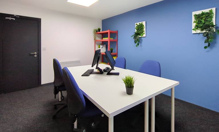 Wakefield - WF2 7AZ \ Productive Team Workspace with 4 Workstations