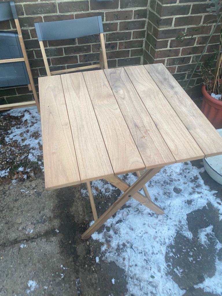 Garden table 2 chairs not had long no iffer 