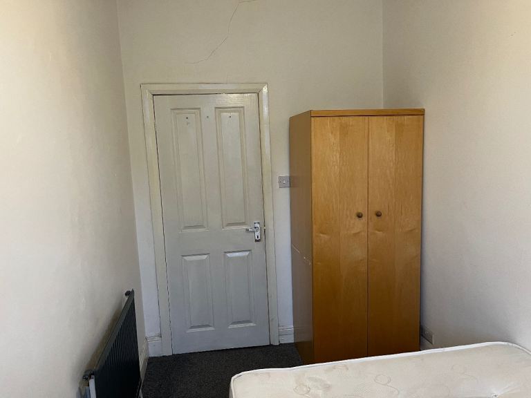Room to let in 2 bedroom flat