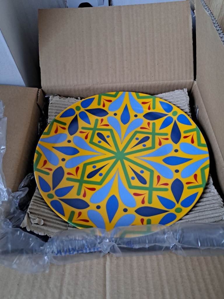 Set of 6 Large Colourful Dinner Plates – Brand New in Box 