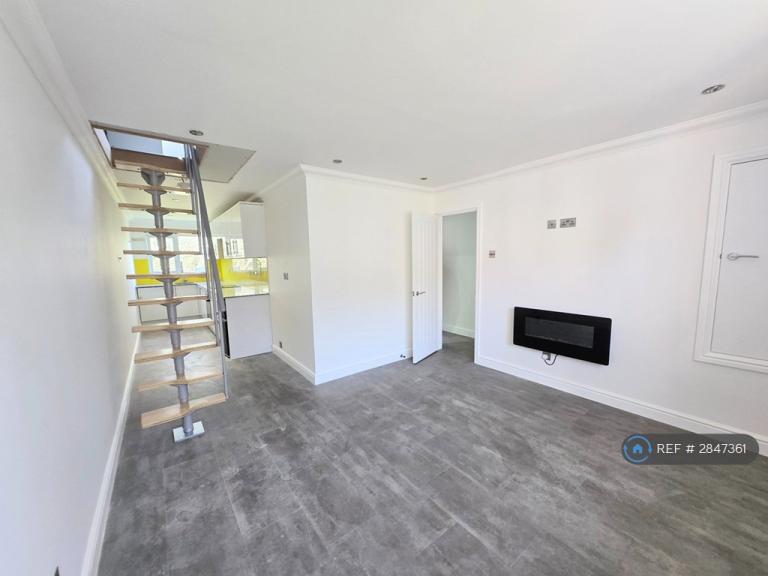 1 bedroom flat in Pine Grove, Gillingham, ME7 (1 bed) (#2847361)