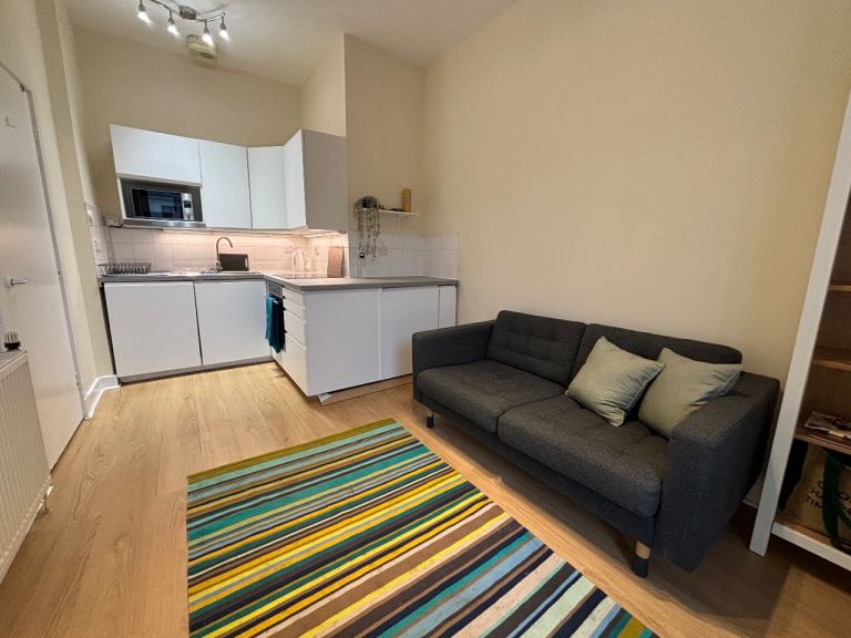Clean, cosy 1 bed flat Dumbarton Road, Partick. Includes broadband. Available 30th June.