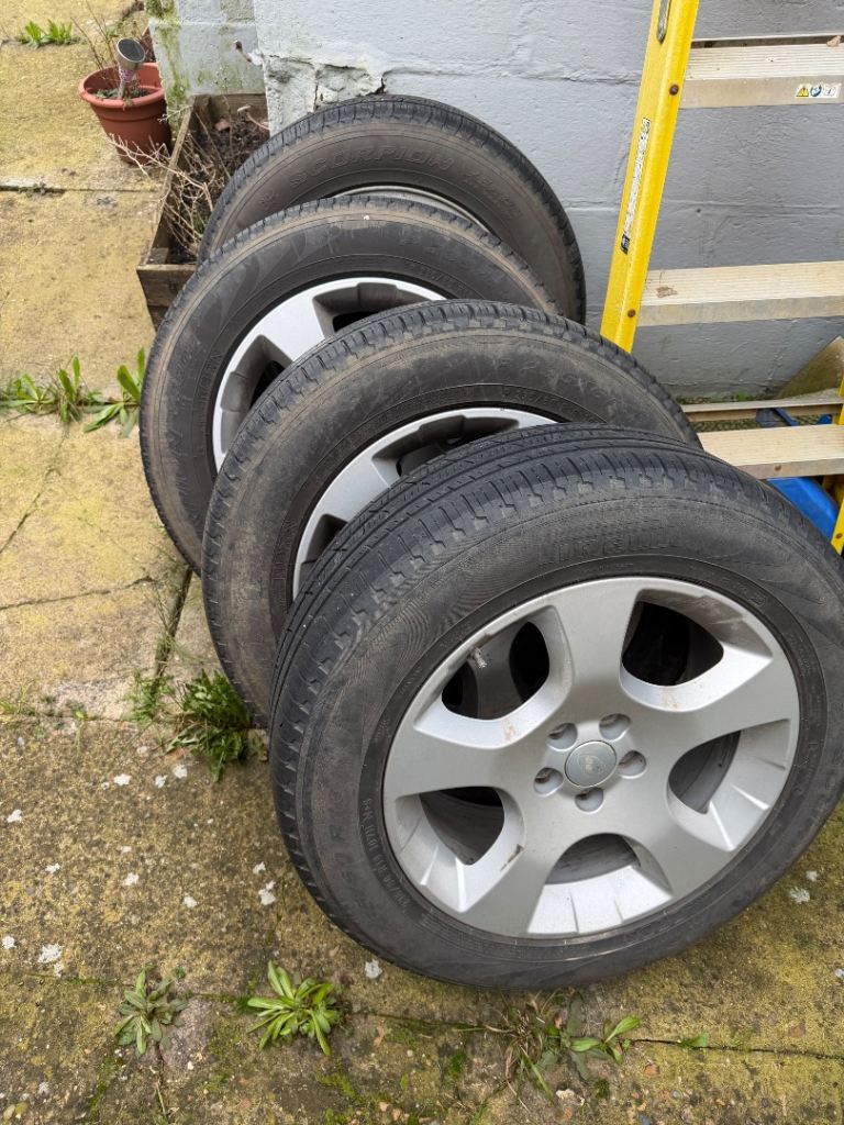 Original Land Rover 18” Alloy Wheels with Pirelli Tyres – Set of 4 + Nuts