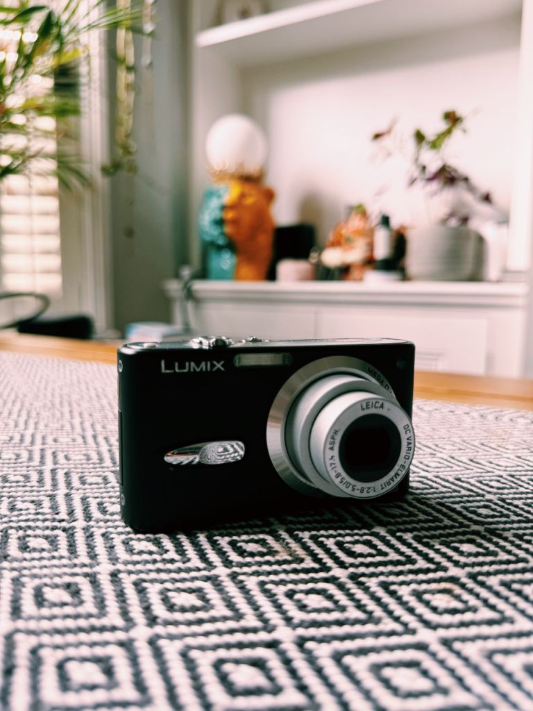 Panasonic Lumix DMC-FX3 point and shoot w battery and charge. 