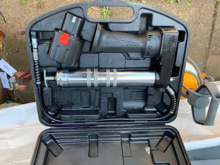 Battery operated grease gun 