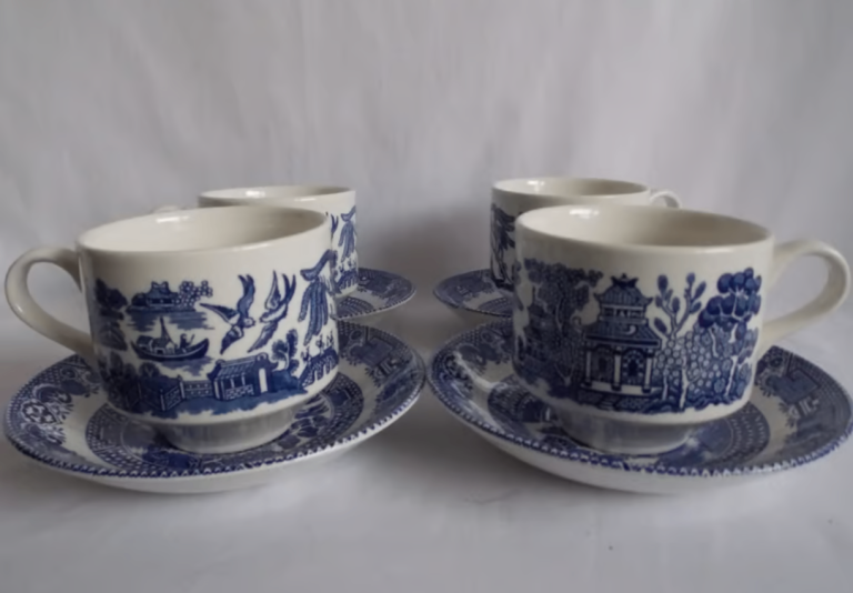 4 x Vintage Churchill Staffordshire Willow Blue & White Pattern Tea Cups and Saucers