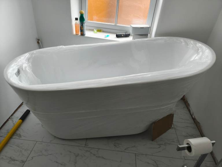 Freestanding bath 1500 x 750 new but very slight damage see pictures