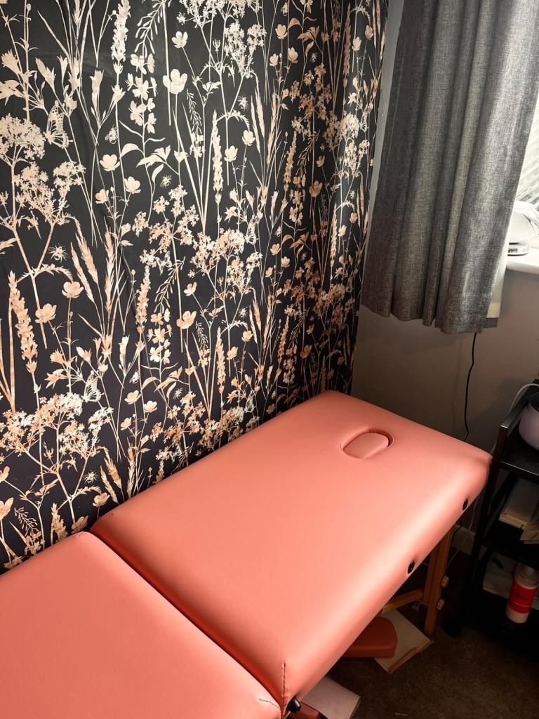 Beauty / massage bed