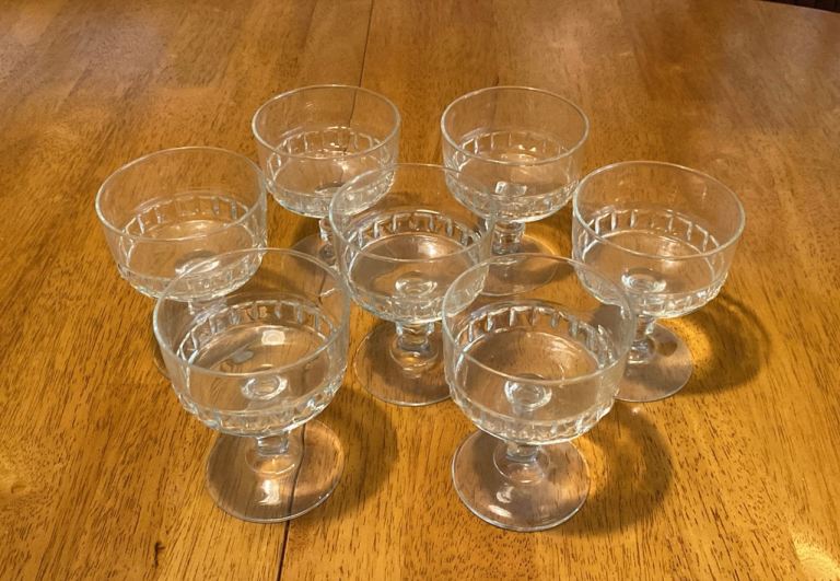 Set of 7 Vintage Glass Dessert Bowls/Coupes – Good Condition