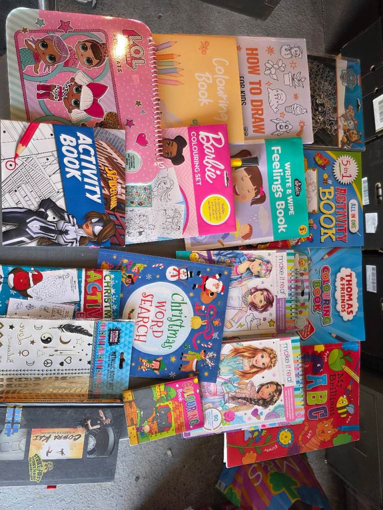 A SELECTION OF KIDS ACTIVITY BOOKS