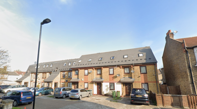 Spacious 2 Bed Flat 5 Mins Walk to Upton Park Station