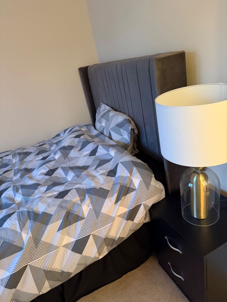 Double room - Romford - with private bathroom 