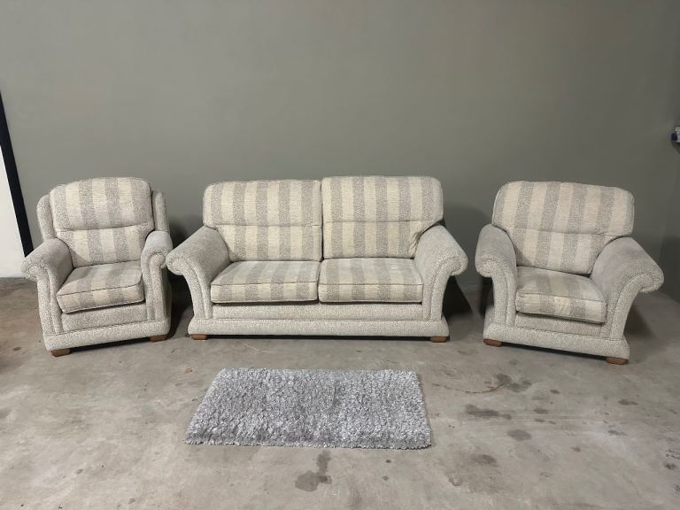 Cream pattern 3 seater sofa & 2 armchairs 