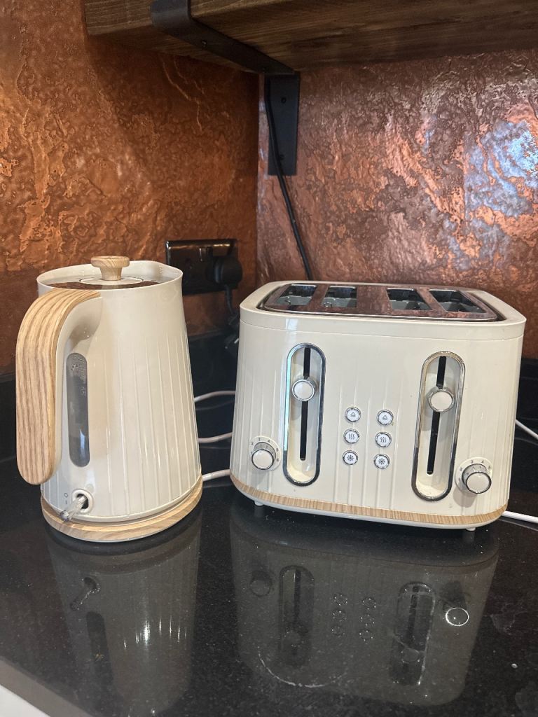 Cream Kettle and 4-Slice Toaster Set – As Good As New