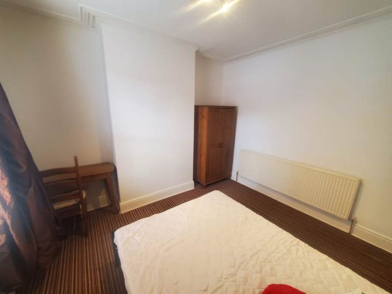 2 rooms available to rent - central Derby immediately