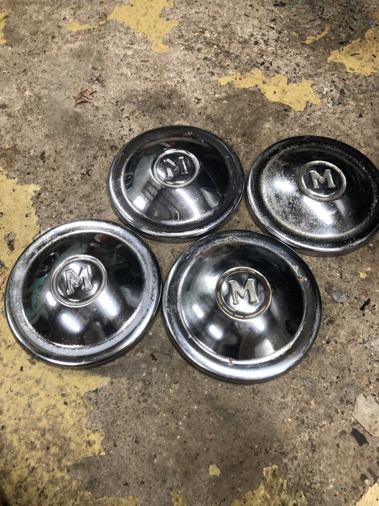 Morris minor 1000 hub caps