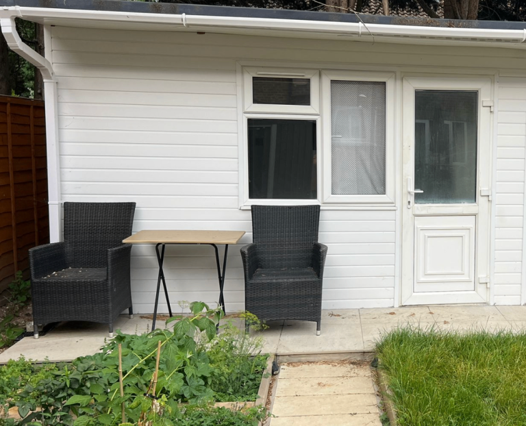 Garden studio flat to let