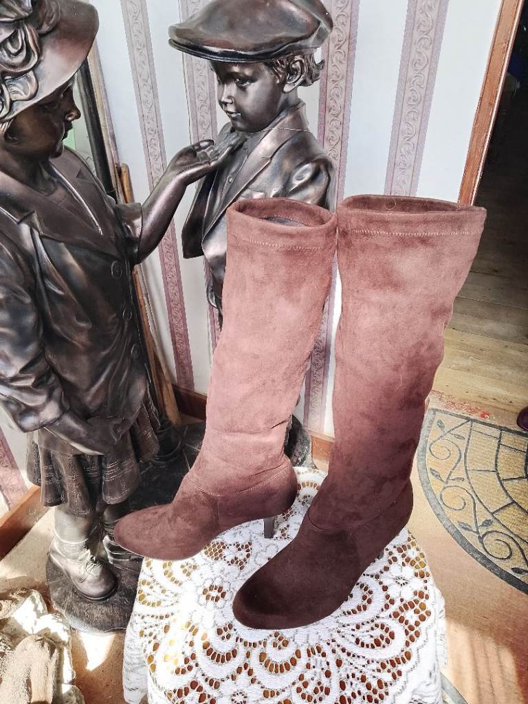 Brand New Ladies Brown High Leg Swead Boots 