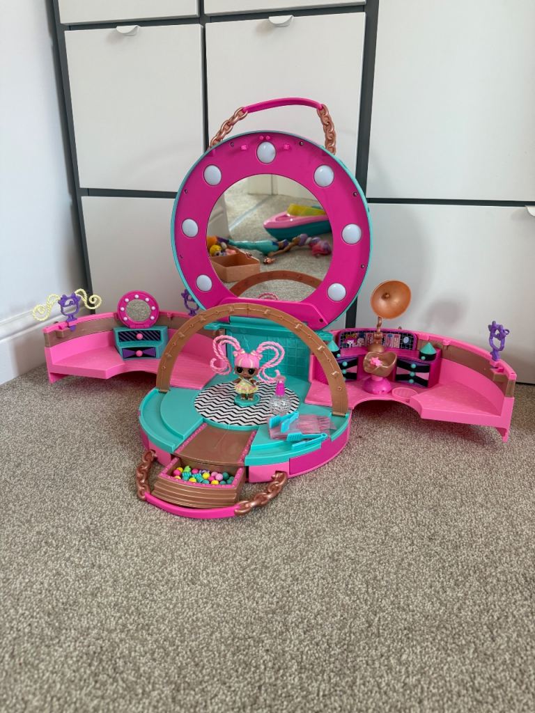 L.O.L. Surprise! OMG Fashion Doll House Playset - Good Condition