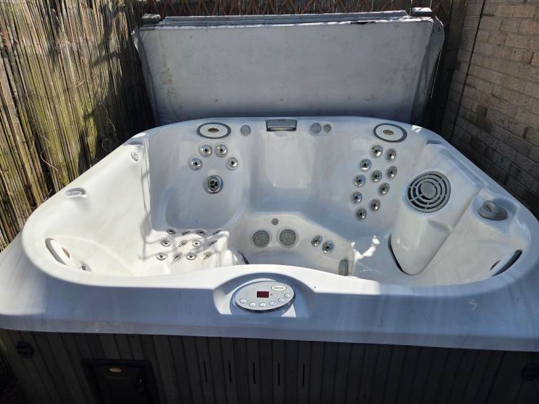 Jacuzzi Hot tub J335
