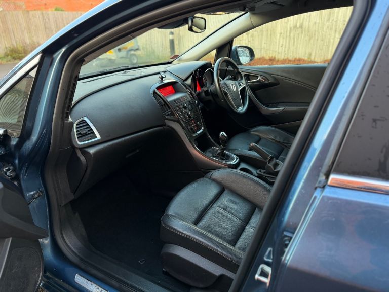 Vauxhall, ASTRA, Hatchback, 2013, Manual, 1956 (cc), 5 doors