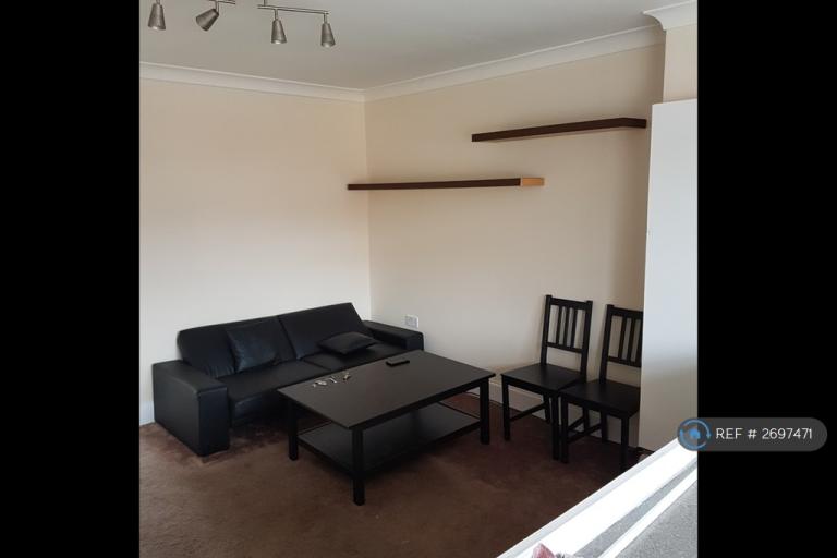 2 bedroom flat in Darkes Lane, Potters Bar, EN6 (2 bed) (#2697471)