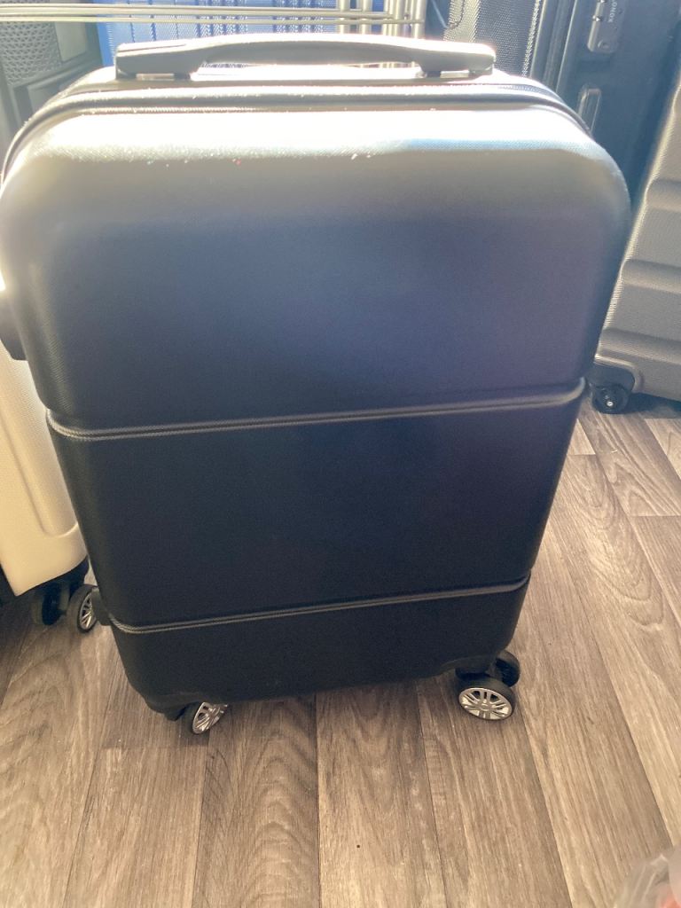 Black Hard Shell Suitcase with Wheels – Good Condition