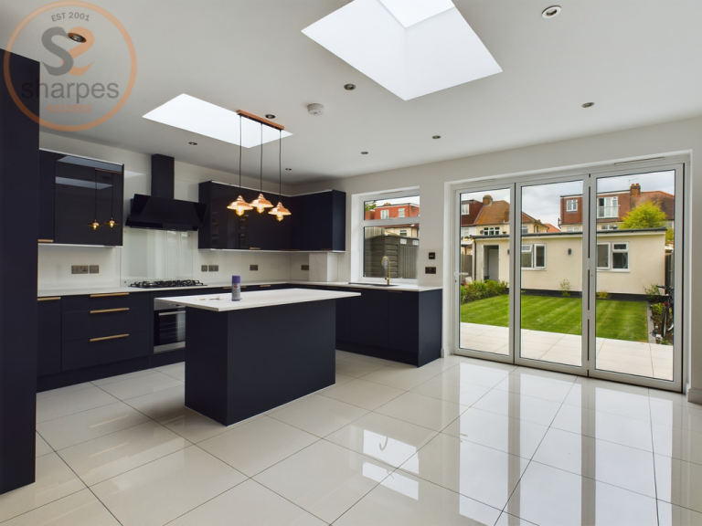 5 bedroom house in Watson Avenue, Sutton, Surrey