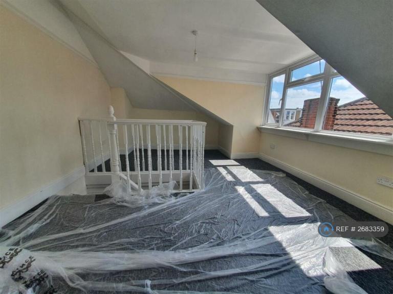 2 bedroom flat in Worthing Road, Southsea, PO5 (2 bed) (#2683359)