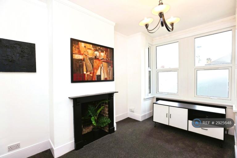 2 bedroom flat in Francis Road, London, E10 (2 bed) (#2925648)