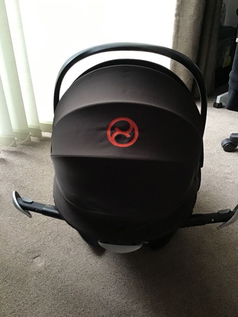 Cybex Cloud Q Car Seat in Dessert Khaki colour and isoFix base