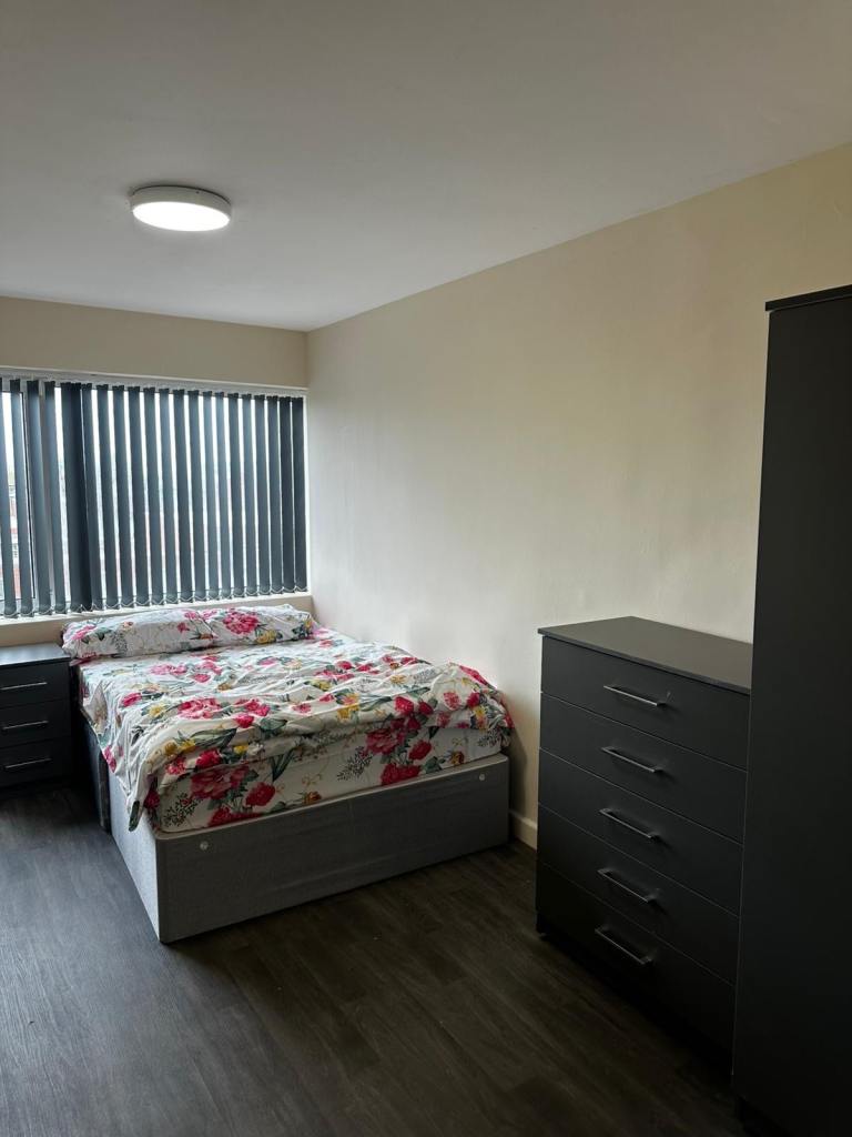En suites available near city centre must be on uc, or pip 