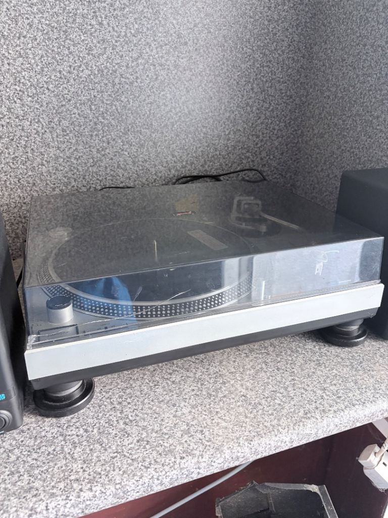 PT 2000 turntable with speakers 