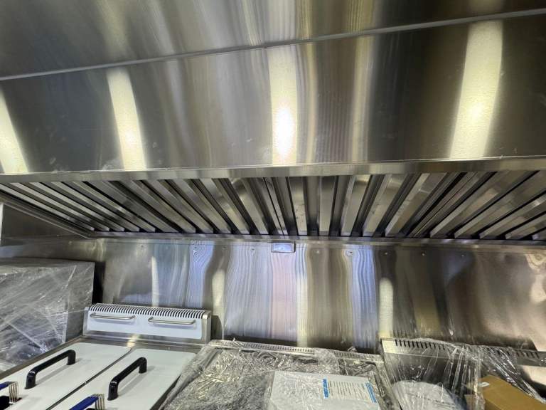 Brand- New -Premium Food Truck 7 m-Fully Equipped & Ready for any Cuisine