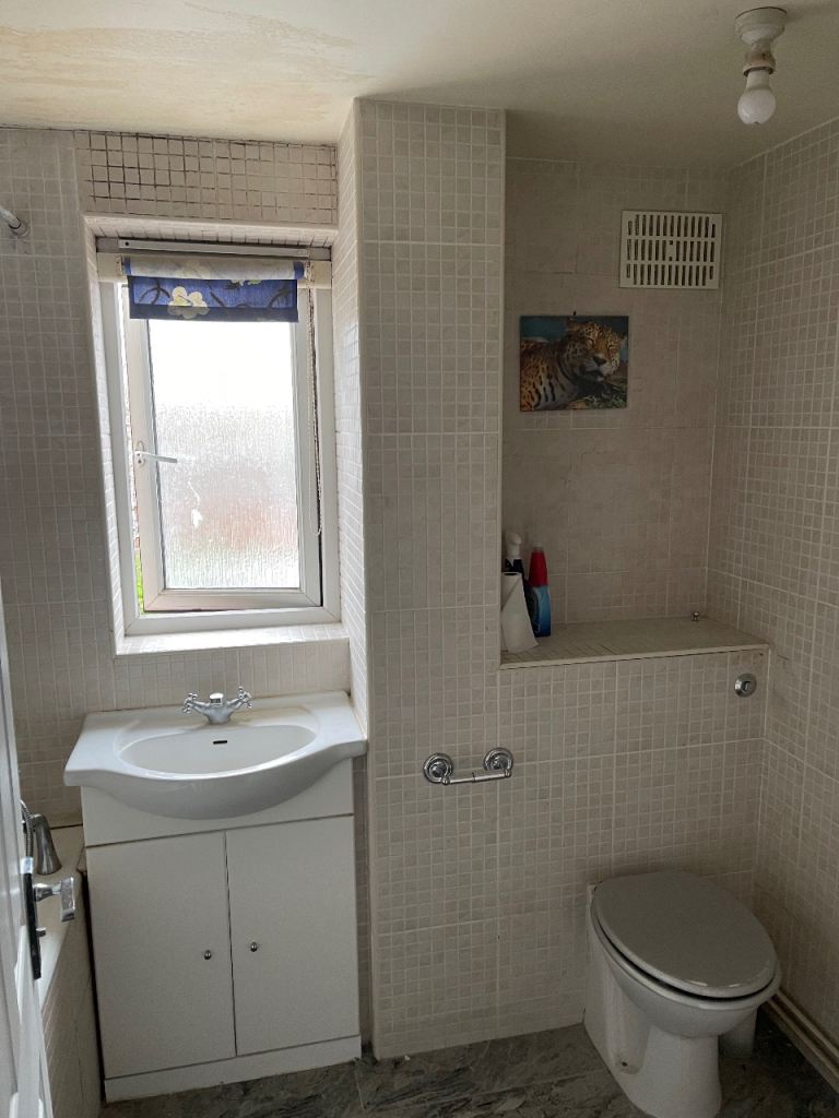 Double room available in comfortable Croxley View flat share