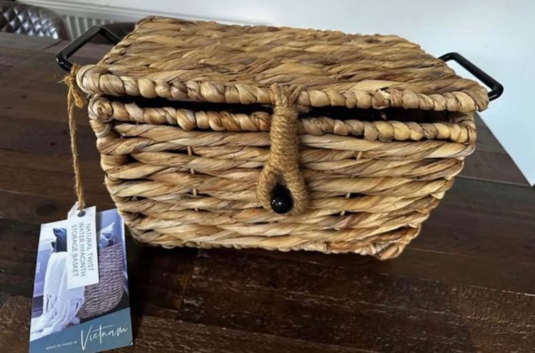 Handmade Water Hyacinth Storage Basket with Lid and Handles New with Tags 30cm x19cm x20cm