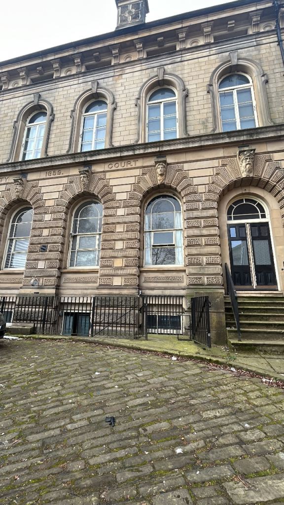 Spacious two bed flat available 