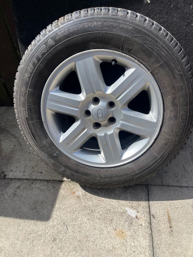 Land Rover alloy wheel and tyre