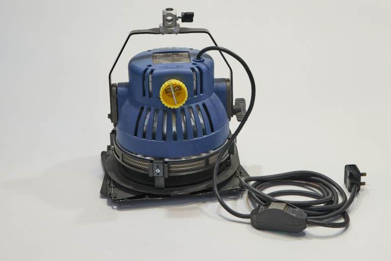 ARRI Arrilite 2000W (2K) Tungsten Studio Light – Professional Film / Video Lighting