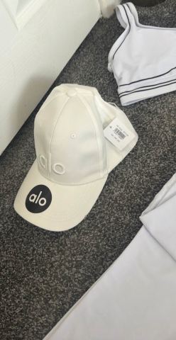 Alo yoga White Bra, Leggings, and Cap – New with Tags, £80.00 for Sale