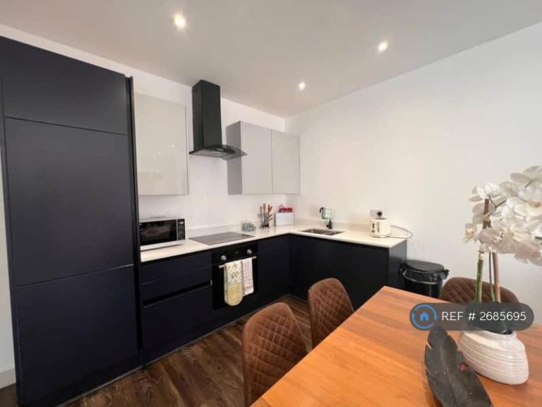 3 bedroom flat in Finchley Road, London, NW11 (3 bed) (#2685695)