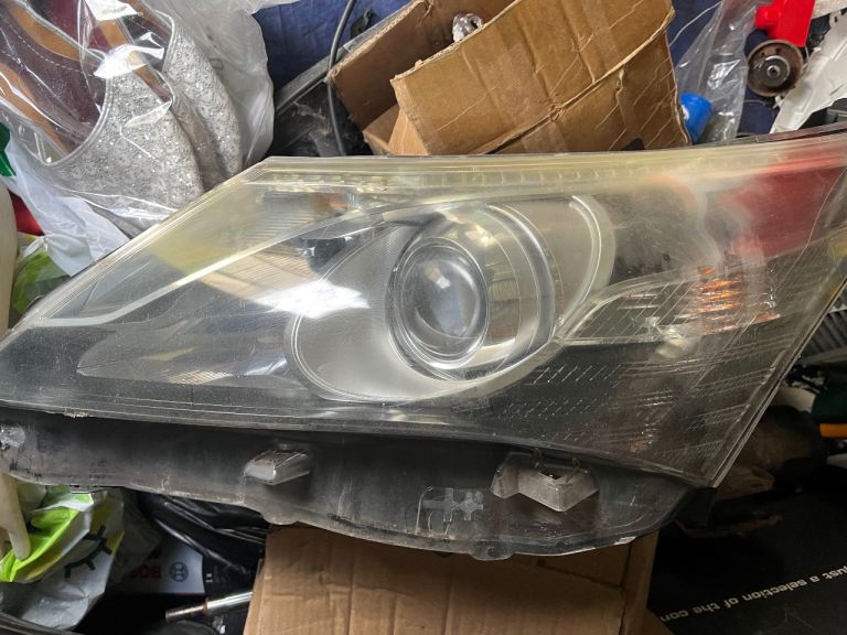 Toyota Avensis T27 headlight rht side