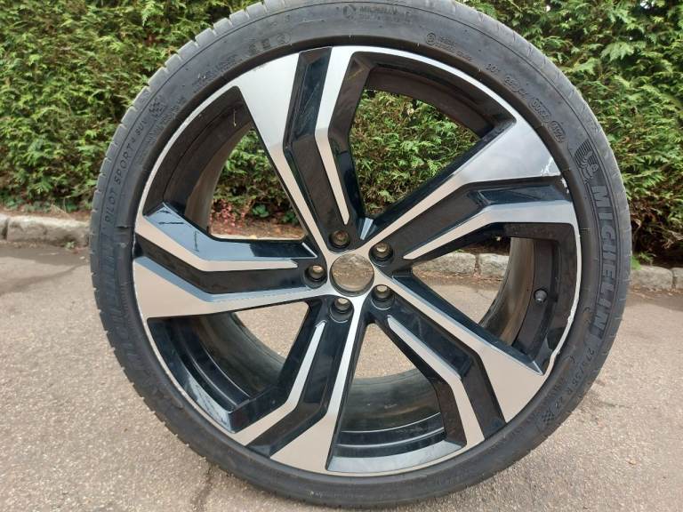 Genuine Volvo 22" Alloy Wheel 9Jx22 ET38.5 P/N 32207712 XC90 EX90 – Damaged / Refurb Required 