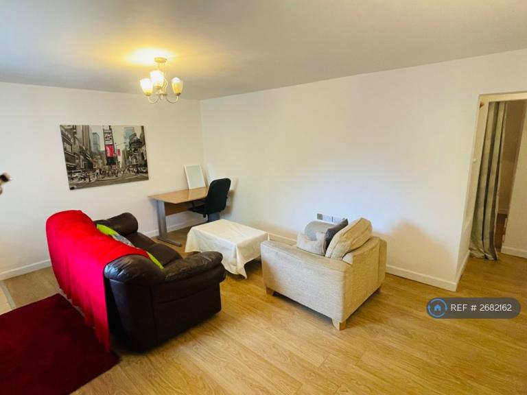 1 bedroom flat in Manchester Road, Huddersfield, HD4 (1 bed) (#2682162)