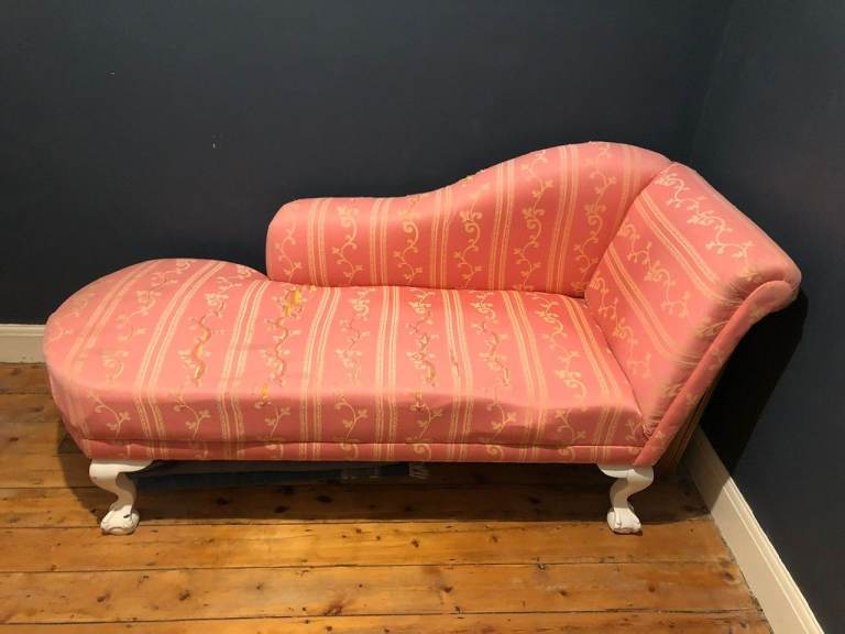 Elegant Vintage-Style Chaise Lounge 