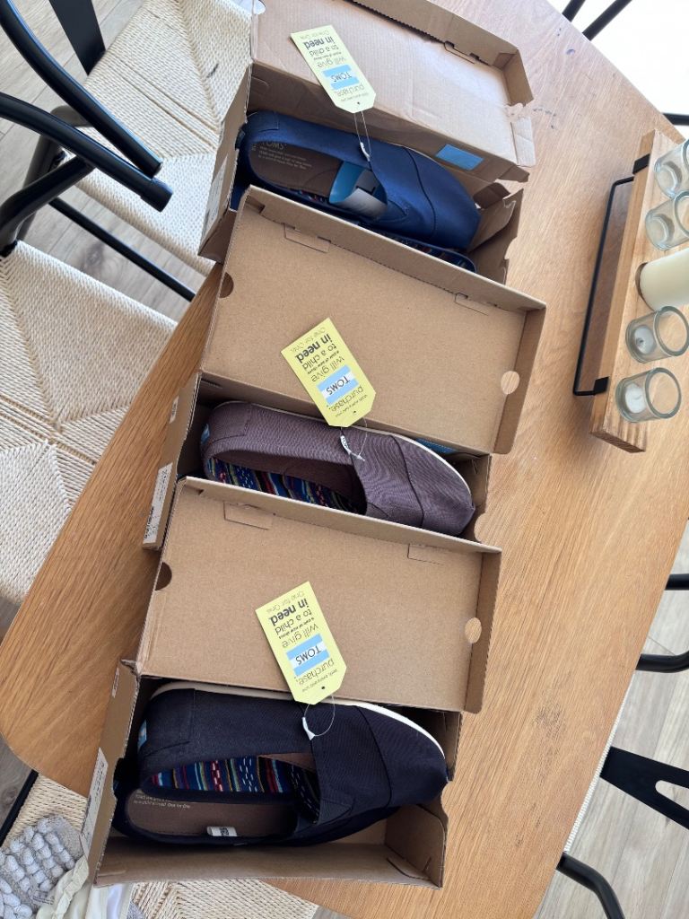 Toms Canvas Slip on’s