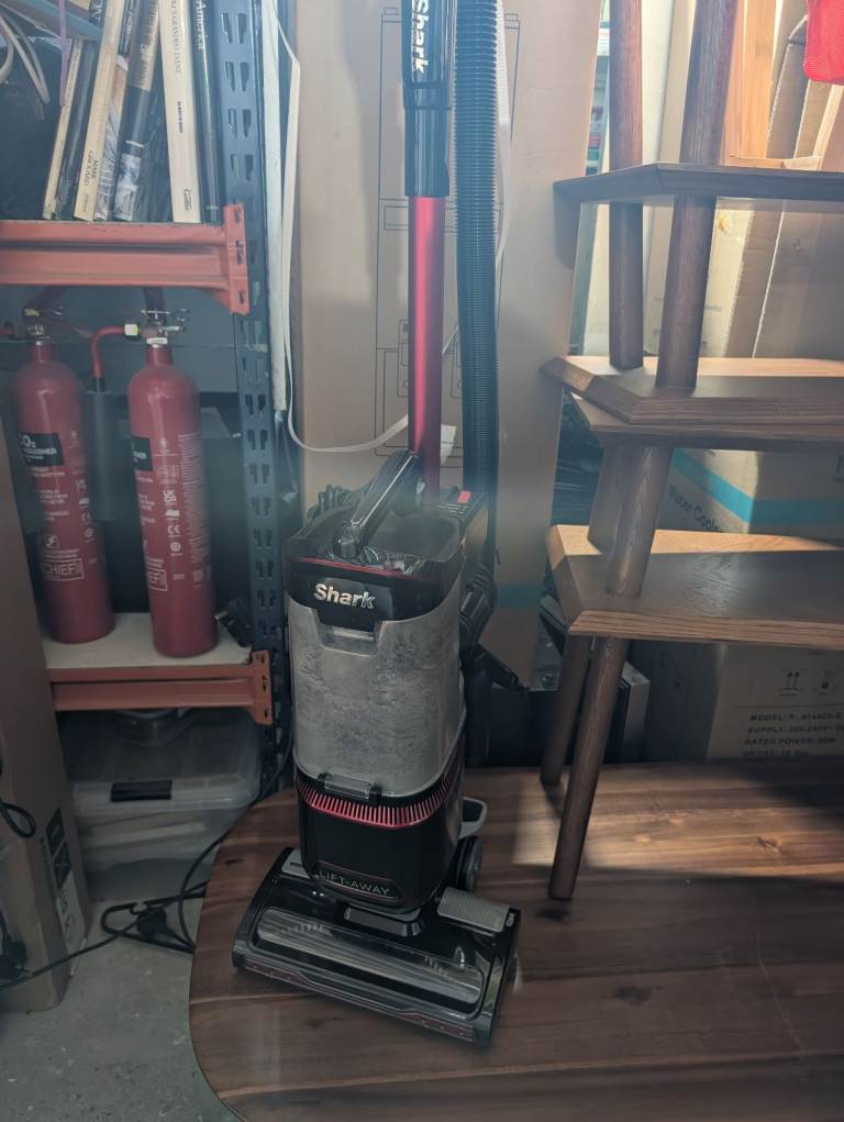 Shark Lift Away vacuum cleaner - excellent condition - can deliver free