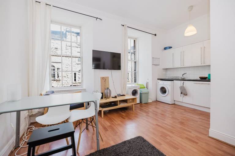 Fantastic, 2 bedroom, furnished flat in the heart of Old Town - available NOW