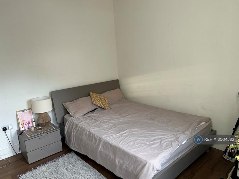1 bedroom in Queenstown Road, London, SW8 (#3004582)