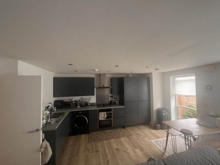 Double Room with Private Bathroom – Modern Flat